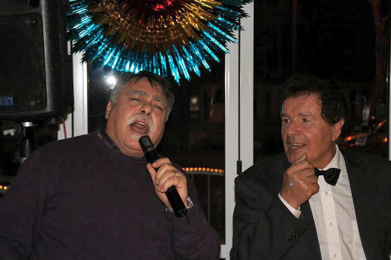 Enzo canta.jpg